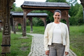 Megérkezett Novák Katalin Székelyföldre, fejet hajtott Orbán Balázs sírjánál
