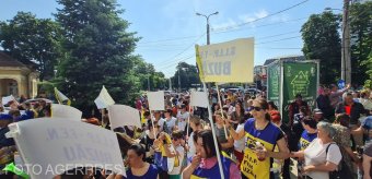 Tüntetnek a tanárok, választ adnak a kormány szerda esti ajánlatára