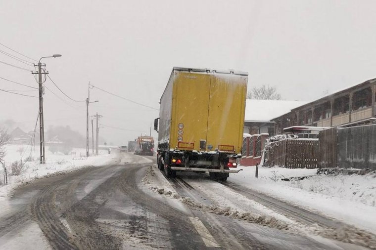 Sofőrt sebesített meg egy teherautó ponyvájáról lezuhant jégdarab, büntetőeljárás indult