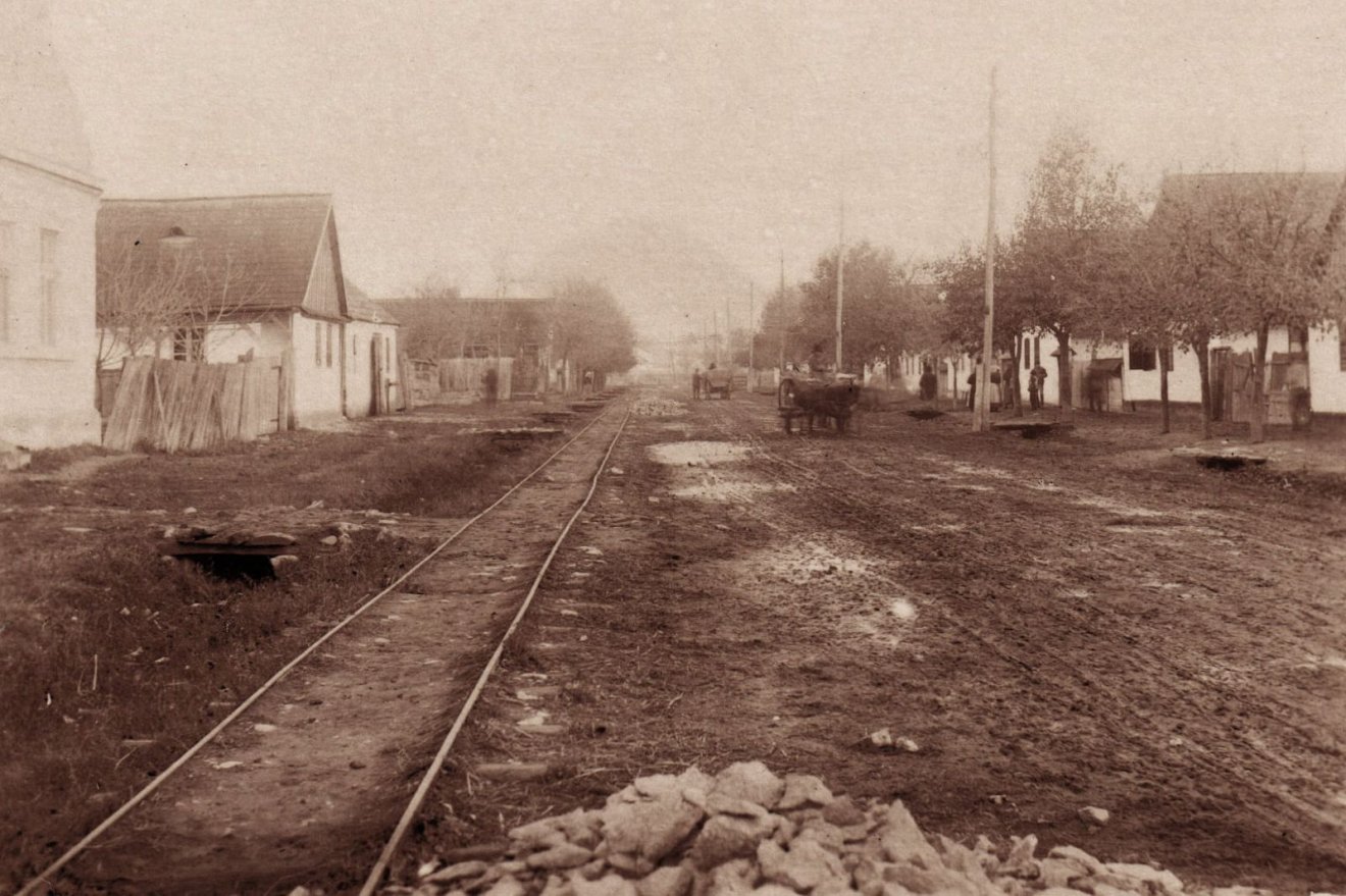 A dévai „csángótelep” főutcája a 20. század elején •  Fotó: Régi fotók Erdélyből Facebook-oldal