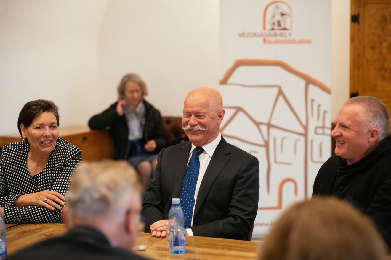 Pölöskei Anna helyettes államtitkár, Csák János miniszter és Böjte Csaba •  Fotó: Dénes Botond