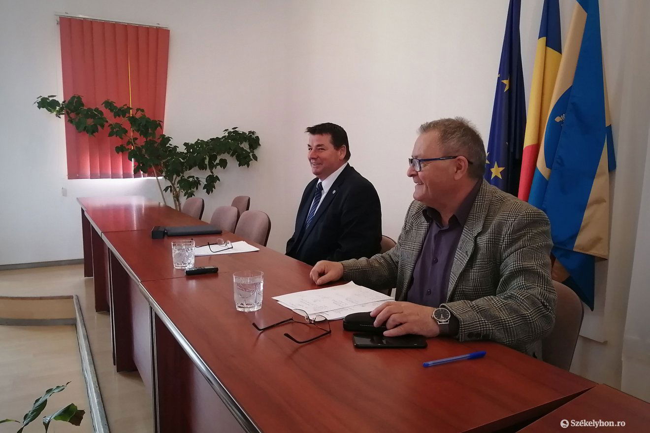 Ráduly István prefektus és Ioan Ilas vízügyi igazgató •  Fotó: Bodor Tünde