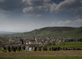 Búzaköteg az ablakléc keresztjén