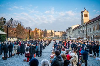 Szabadtéri ételszentelés ragyogó napsütésben Sepsiszentgyörgyön