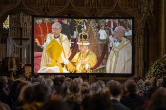 FRISSÍTVE – Megkoronázták III. Károly királyt, az Egyesült Királyság és 14 nemzetközösségi ország uralkodóját és Kamillát