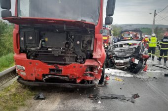 Felismerhetetlenségig összetört és kiégett autóból kellett menteni, Vásárhelyről hívtak helikoptert