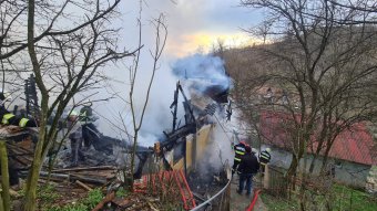 Kigyúlt egy lakóház Bögözben, a szomszédos épületre is átterjedtek a lángok