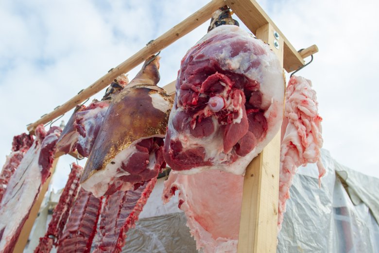 Disznóvágások, megnövekedett fogyasztás – az ünnepi időszakban az élelmiszer-biztonsági kockázatok is nőnek