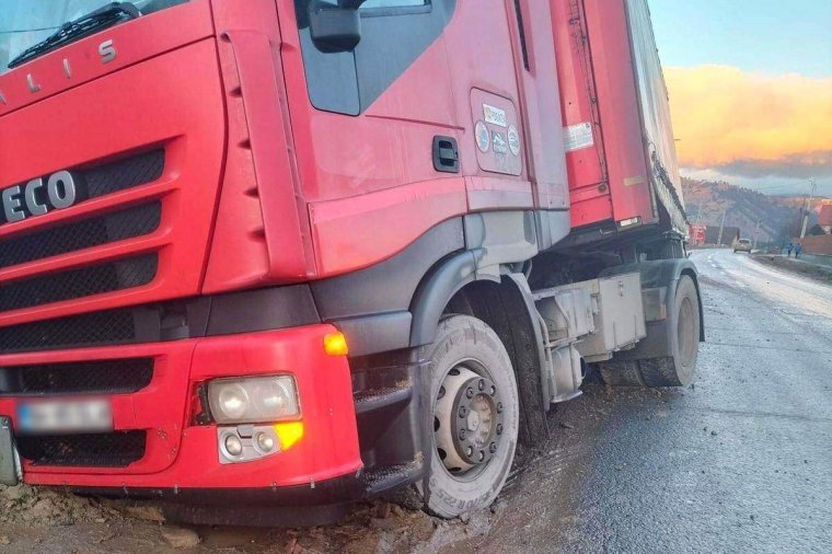 Teherautó csúszott le az útról Gyimesközéploknál