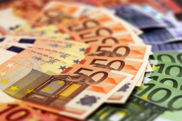 Hamis euróval fizető fiatalt értek tetten, mi is ellenőriztethetjük 50 eurósainkat, ha a napokban kaptuk