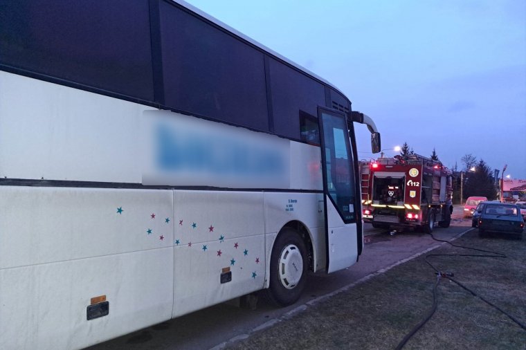 Gyerekeket szállító autóbusz kereke füstölt a Brassói úton