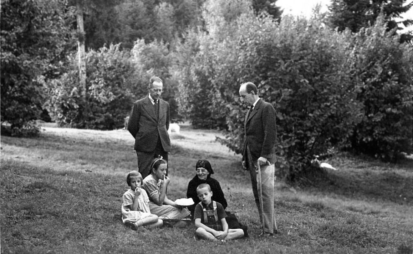 A Pál-család az 1930-as években. Pál Gábor, Pál Andor (állva balról jobbra), Vera, Ágnes, Fodor Ludovika és Gábor (ülve balról jobbra) •  Fotó: A Los Angelesben élő Pál Gábor tulajdonát képezi
