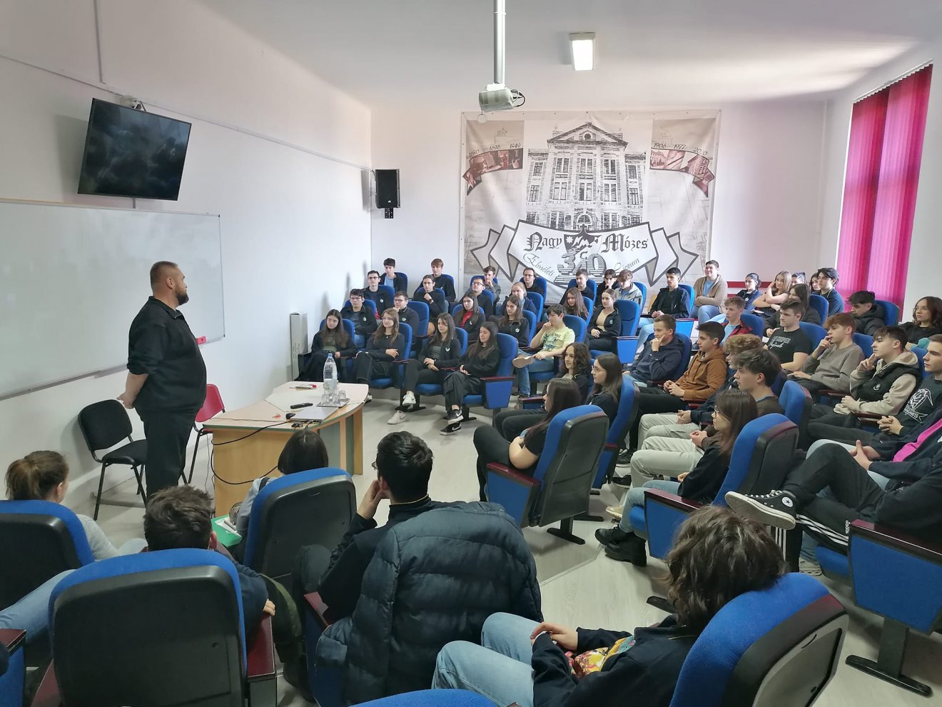 Cristian Tabără a kézdivásárhelyi Nagy Mózes iskola diákjai között •  Fotó: Nagy Mózes Gimnázium