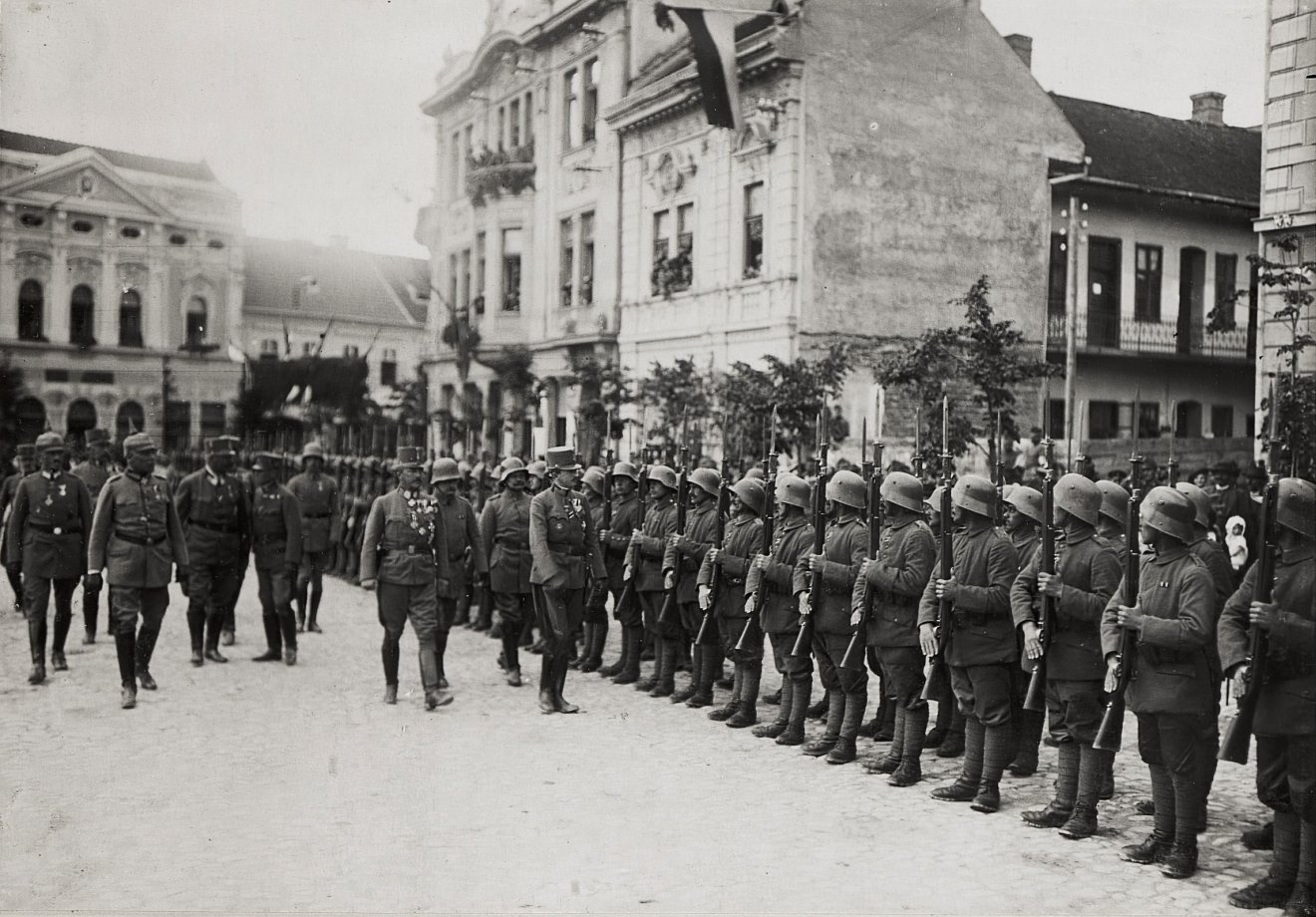 IV. Károly magyar király Kézdivásárhely főterén 1917-ben •  Fotó: Fortepan/Österreichische Nationalbibliothek