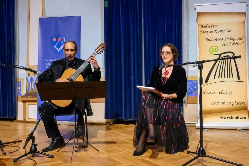 Sinha Róbert gitárművész és Prohászka-Rád Boróka irodalomtörténész zenés-irodalmi műsort adott •  Fotó: Vargyasi Levente