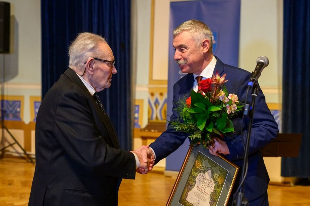 A Háromszék kultúrájáért díjat Tamás Sándor nyújtotta át a kitüntetettnek •  Fotó: Vargyasi Levente