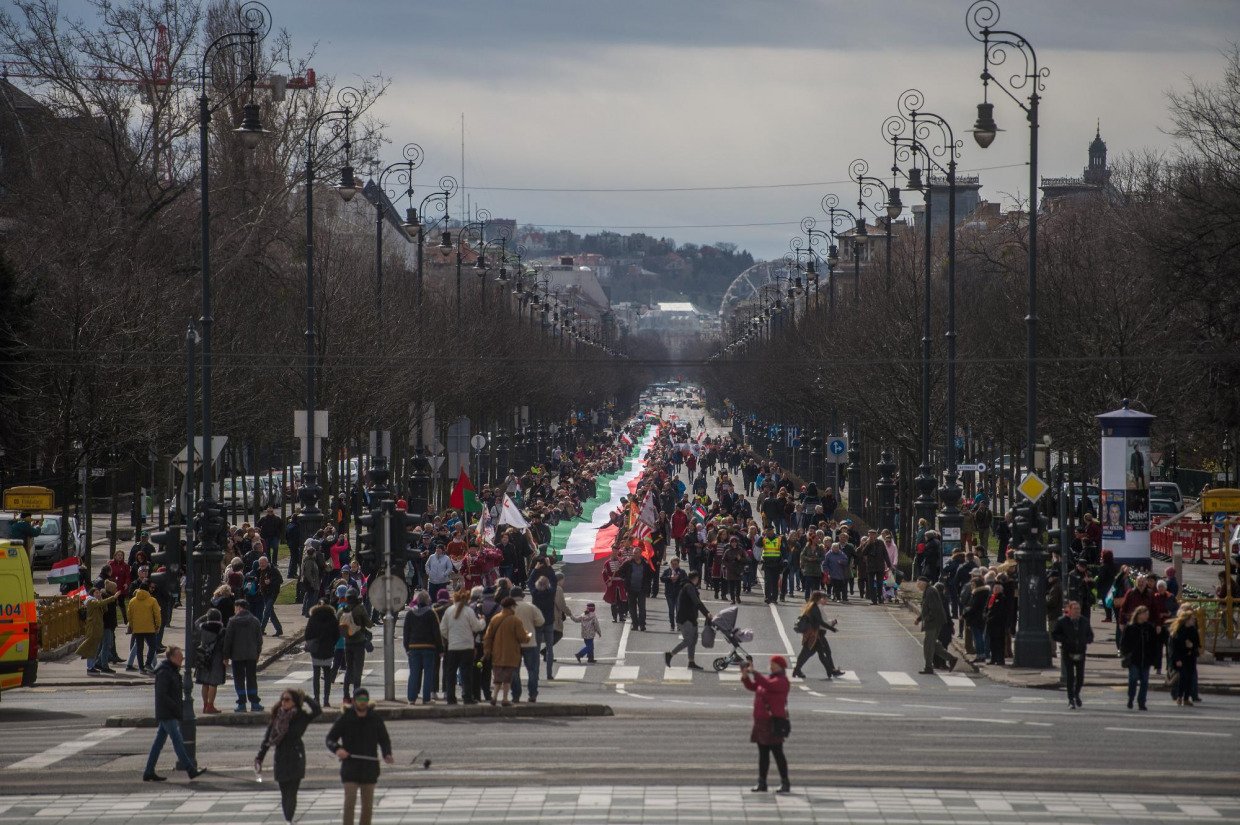 Az 1848 méter hosszú nemzeti zászló a budapesti Andrássy úton 2019. március 16-án •  Fotó: Balogh Zoltán/MTI