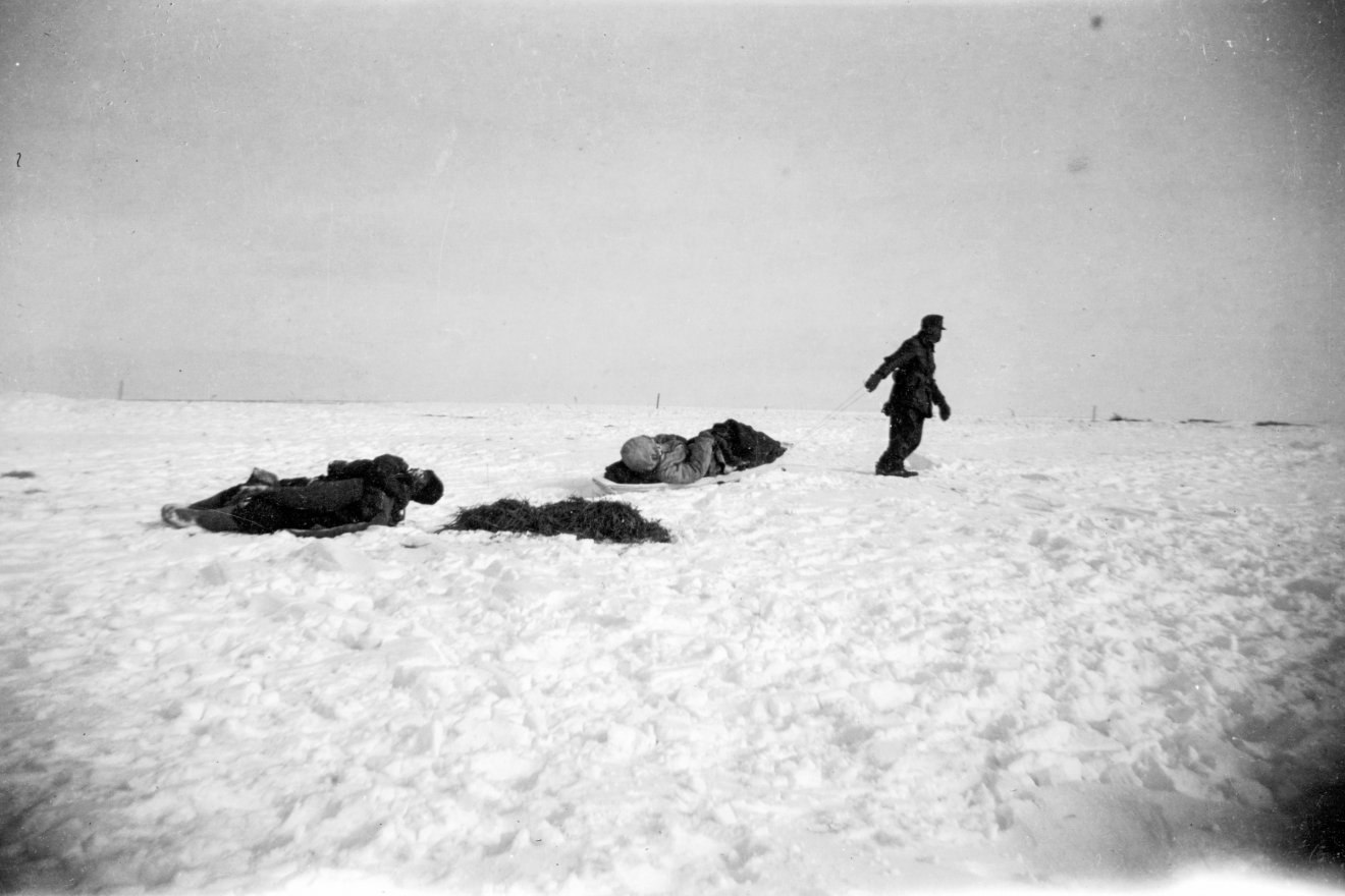 Magyar katonák a Don-kanyarban, 1943 januárjában. Utódaik most a bürokrácia útvesztőiben bukdácsolnak •  Fotó: Fehér Antal/Fortepan/Ladinek Viktor adománya