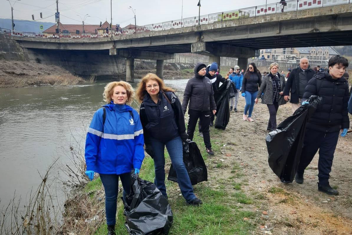 Medertakarítás Segesváron a Nagy-Küküllő partján •  Fotó: Maros Vízügyi Igazgatóság