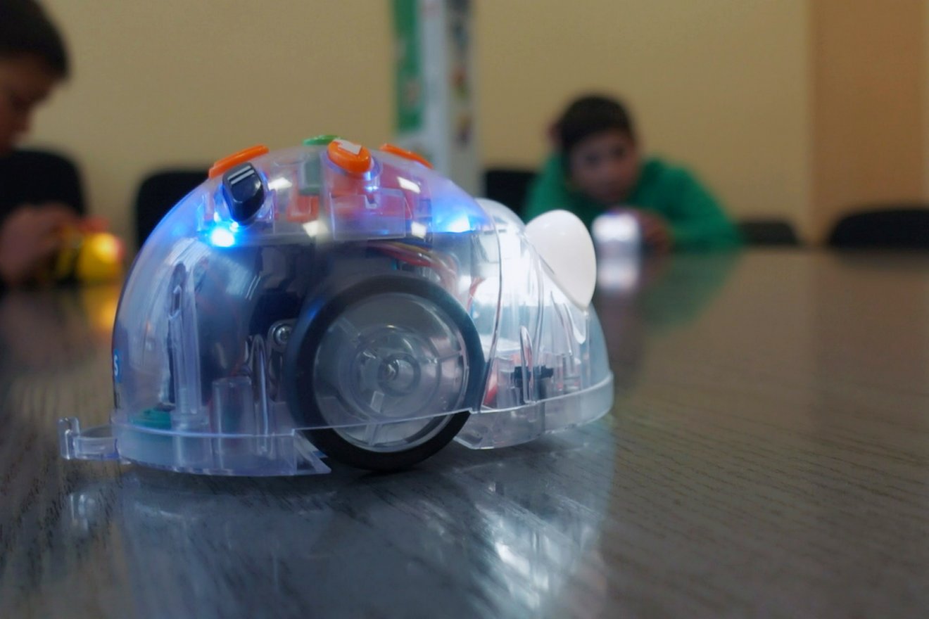 Az egyik projekt részeként Lego-robotikát tanulhattak a csíksomlyói cigánytelep tűzkárosult gyermekei •  Fotó: Csata Orsolya