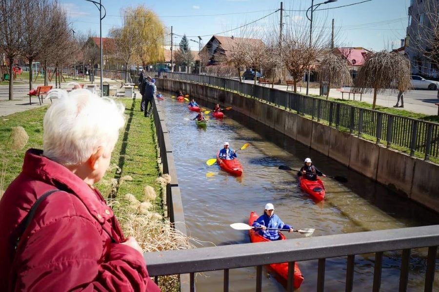 Kitakarították a szászrégeni Malomárkot. Kajakozni is lehet a holtágban •  Fotó: Maros Vízügyi Igazgatóság