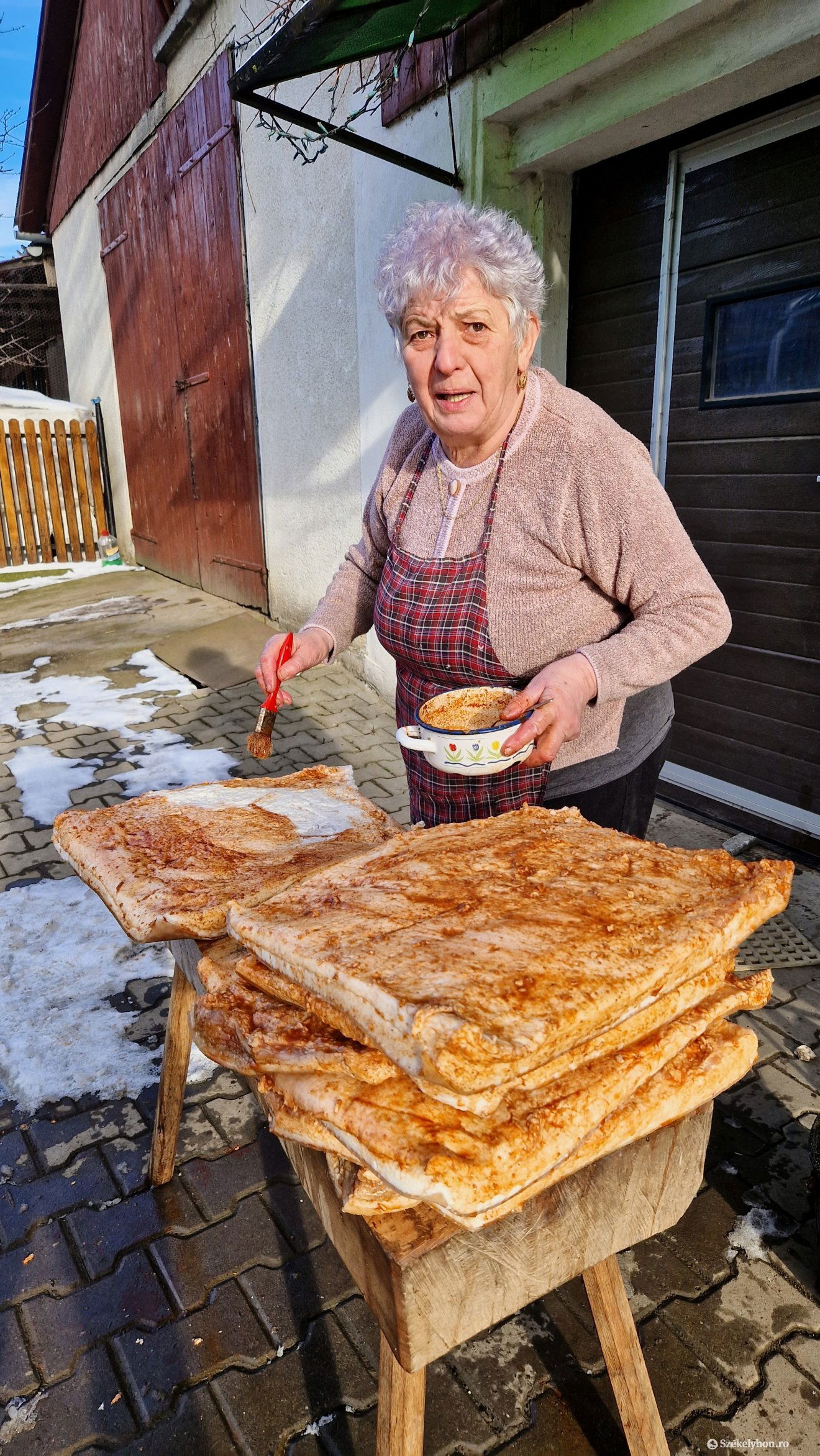 Csernátonban már készülnek a Szalonnafesztre •  Fotó: Kocsis Károly