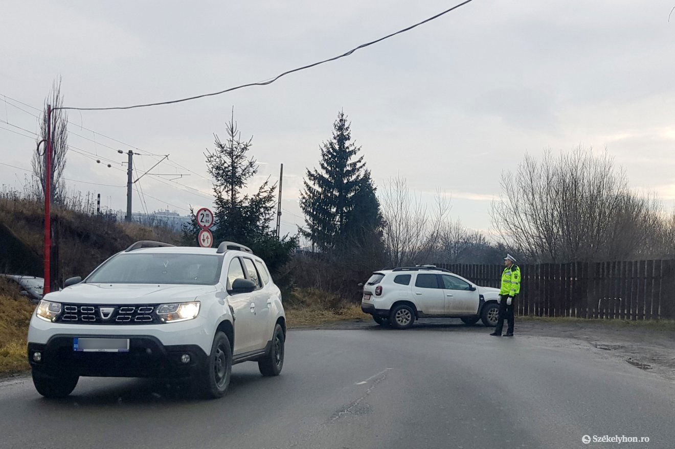 A helyi rendőrség irányítja a forgalmat a vasúti aluljárónál •  Fotó: Székelyhon