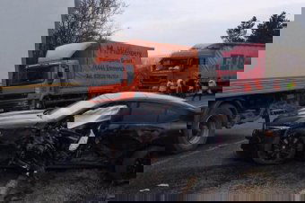 Kamion és személyautó ütközött, üzemanyag folyt az útra