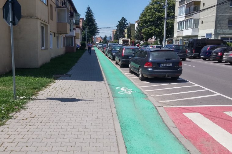 Lesz annyi parkolóhely, hogy az autók ne álljanak a biciklisávra?