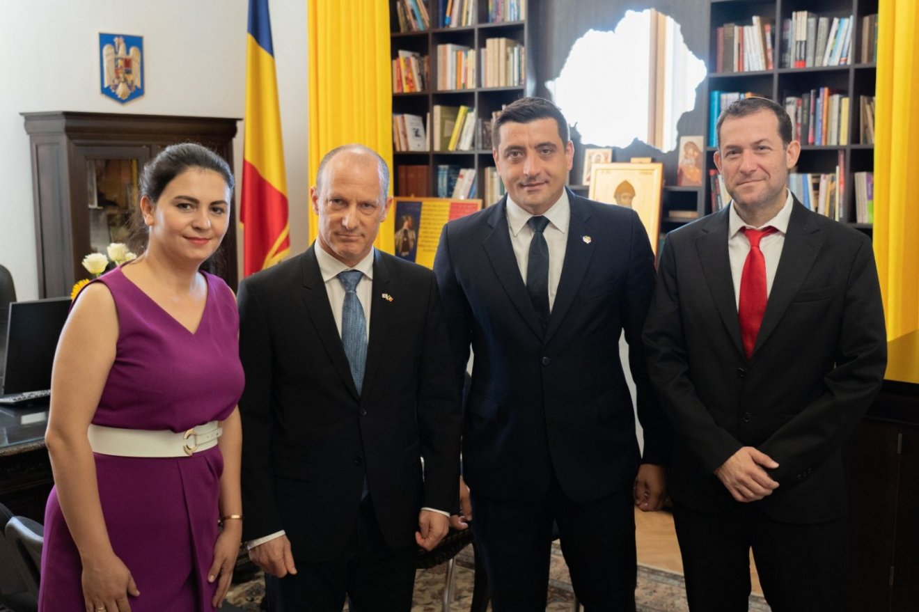 Az AUR által közreadott fényképen középen Reuven Azar izraeli nagykövet és George Simion, az AUR párt elnöke látható •  Fotó: AUR