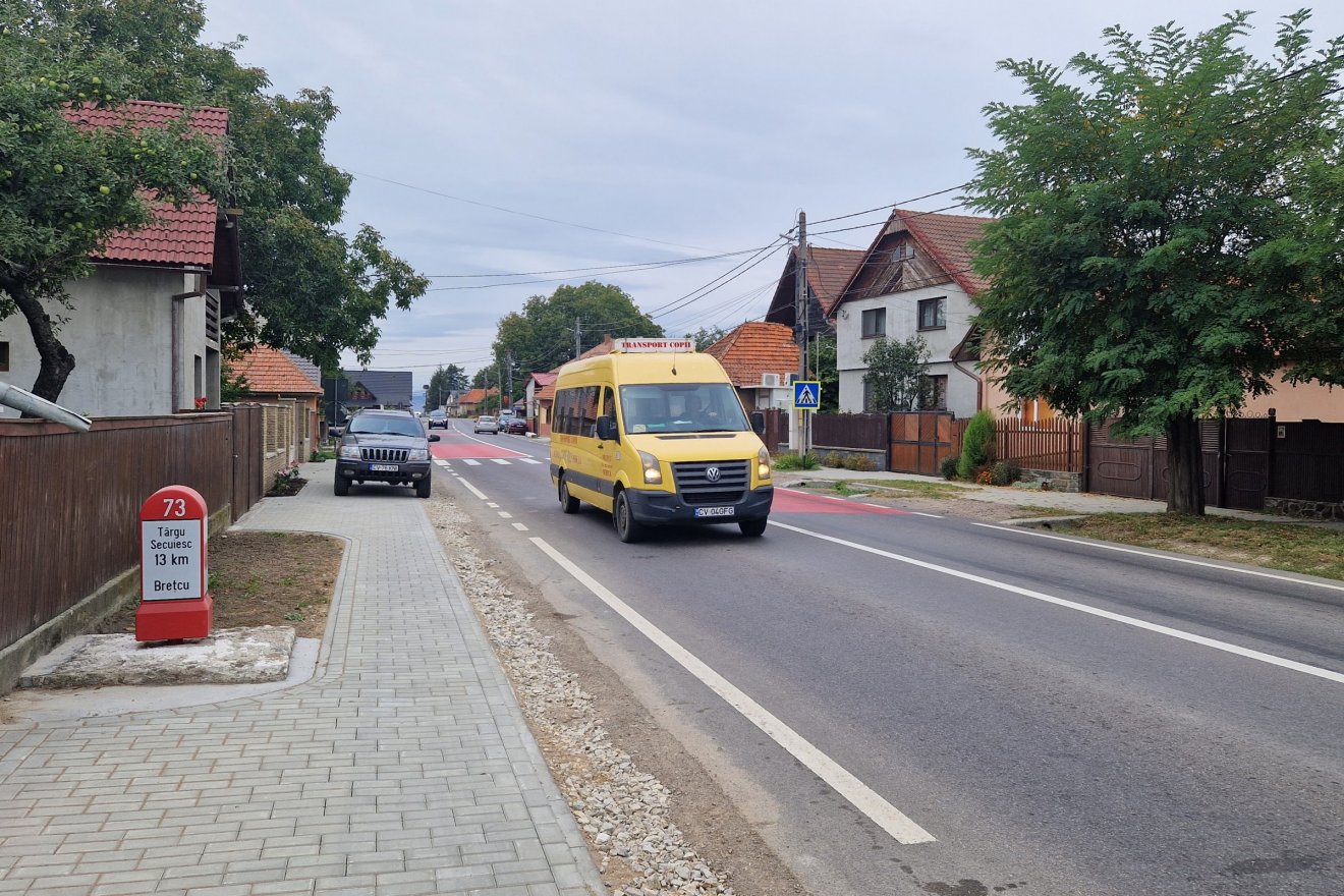 A frissen lerakott járda mentén a régi iskolabusz is feltűnt. Hamarosan kivonják forgalomból •  Fotó: Kocsis Károly