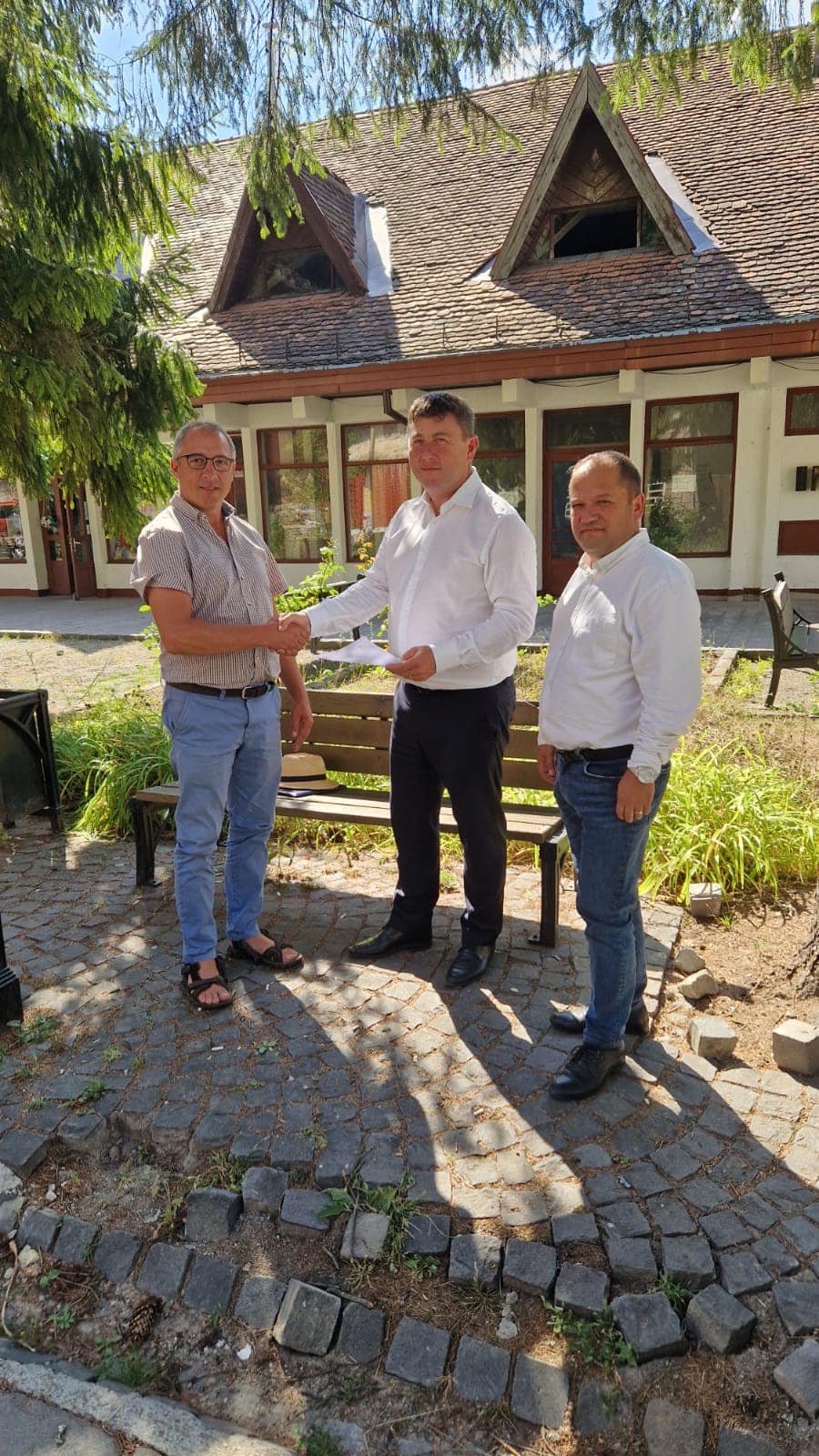 Borboly Csaba megbízott tusnádfürdői városi RMDSZ-elnöknek nevezte ki Kolozsvári Tibor megyei tanácsost •  Fotó: Csíki_RMDSZ