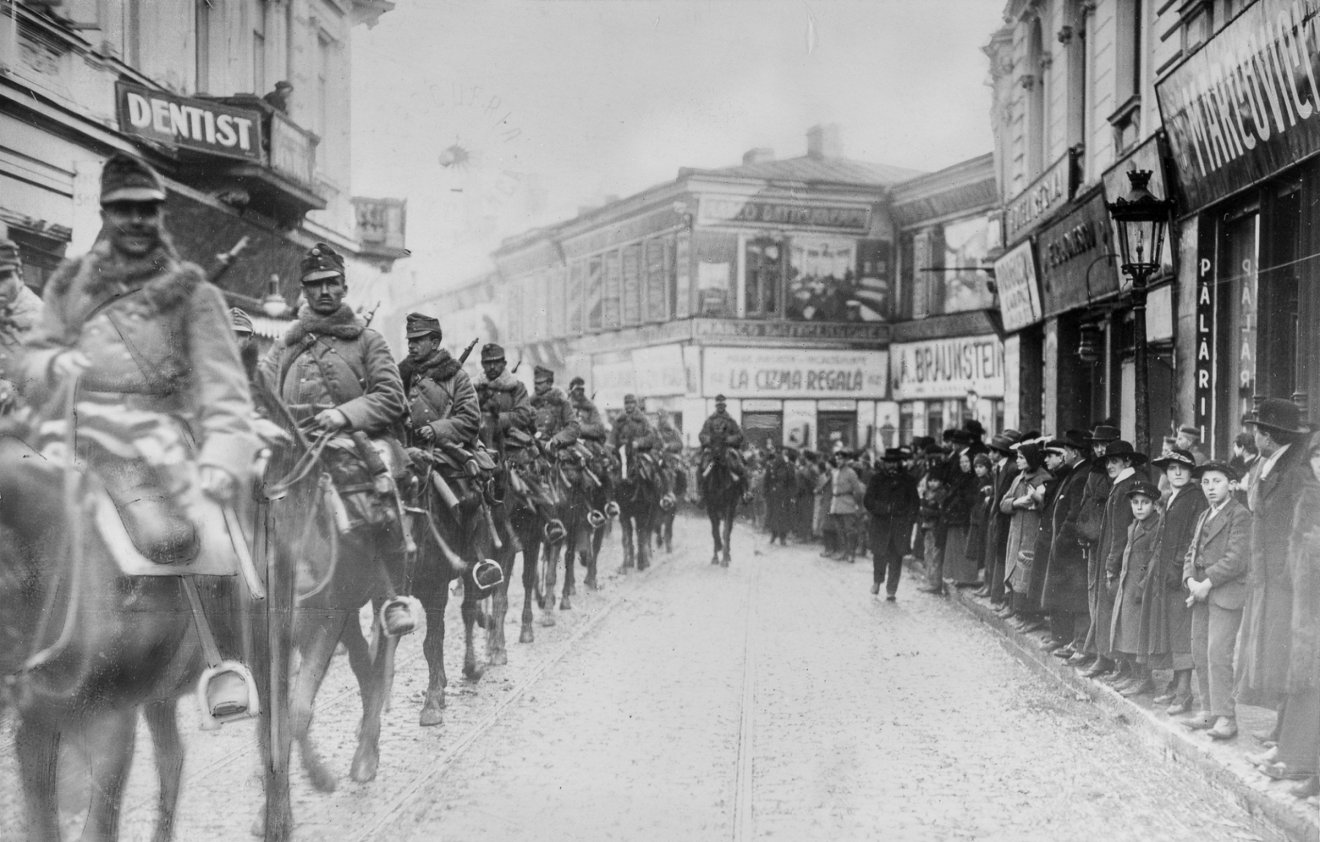 Magyar huszárok Bukarestben 1916 decemberében •  Fotó: Székely Kalendárium