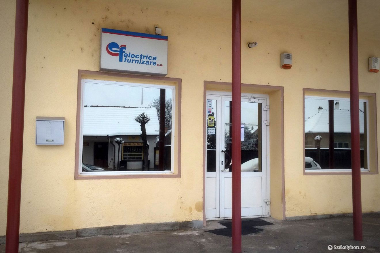 A kézdivásárhelyi Electrica-iroda. Az emberek egész Felső-Háromszékről ide jönnek ügyeik tisztázásáért •  Fotó: Daczó-Hodor Barna