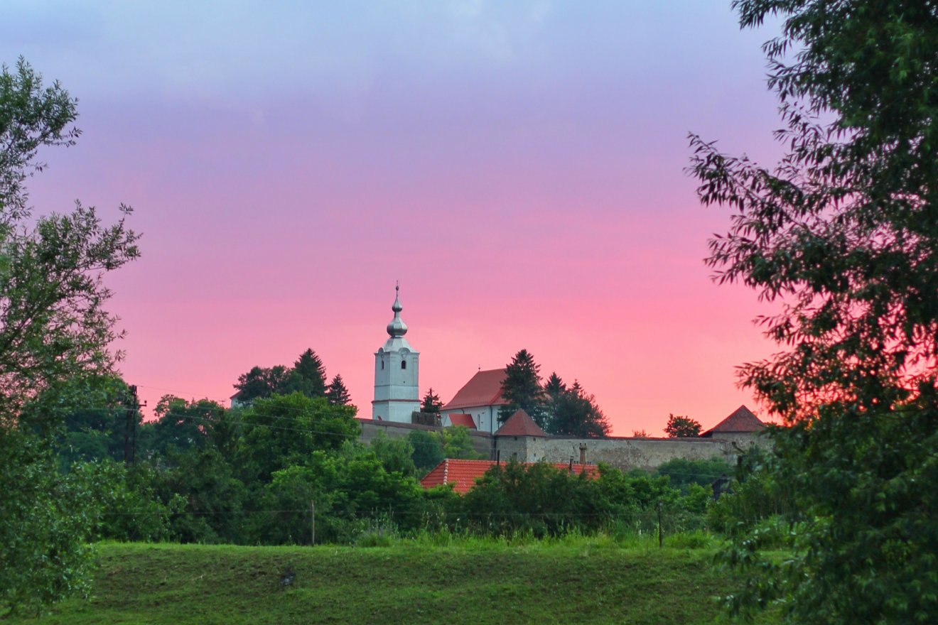 Tüzes naplemente az illyefalvi vár mögött •  Fotó: Ungurán Károly/Székely Kalendárium