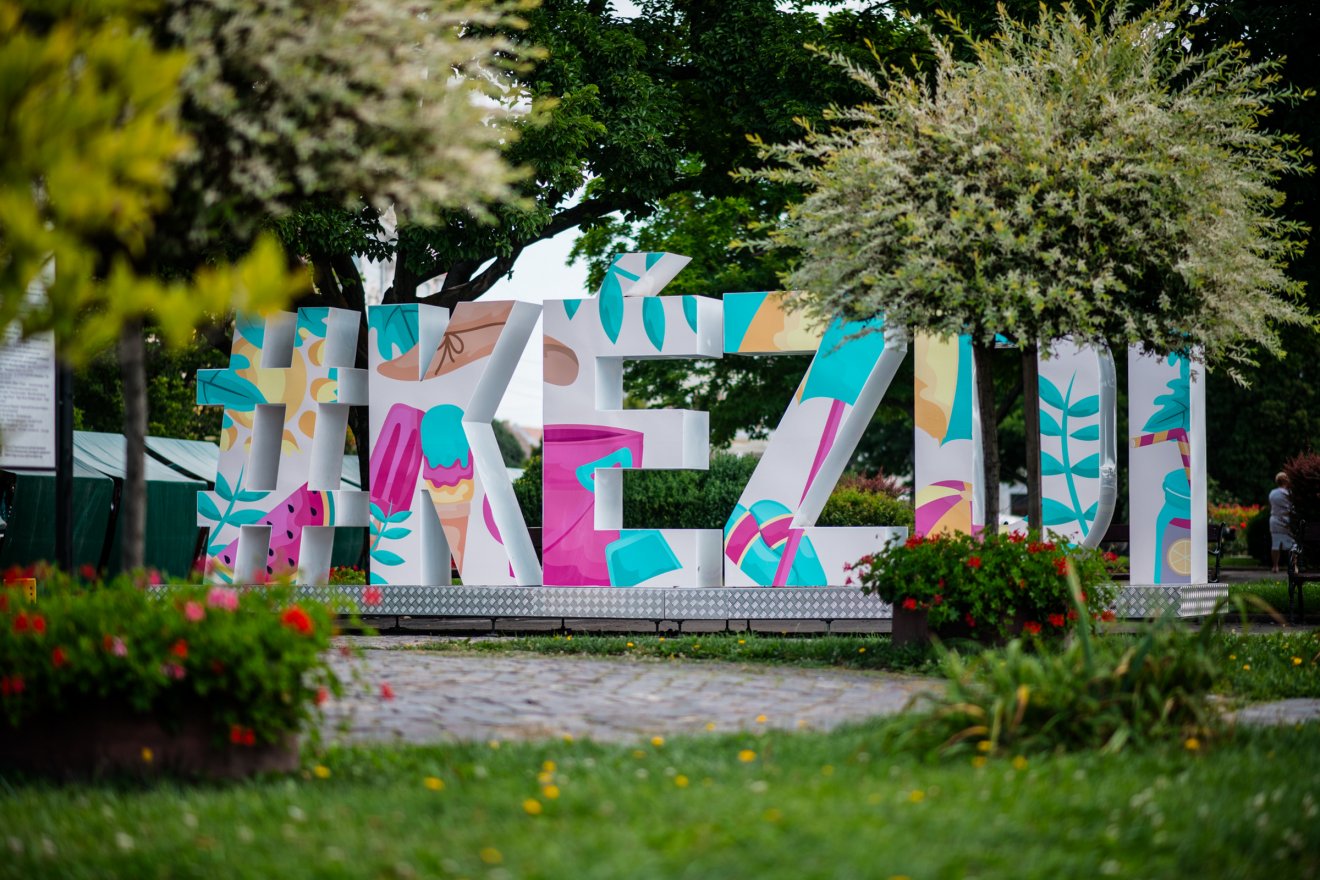 A KÉZDI felirat nyári színekbe öltözött •  Fotó: Kézdivásárhely Önkormányzata