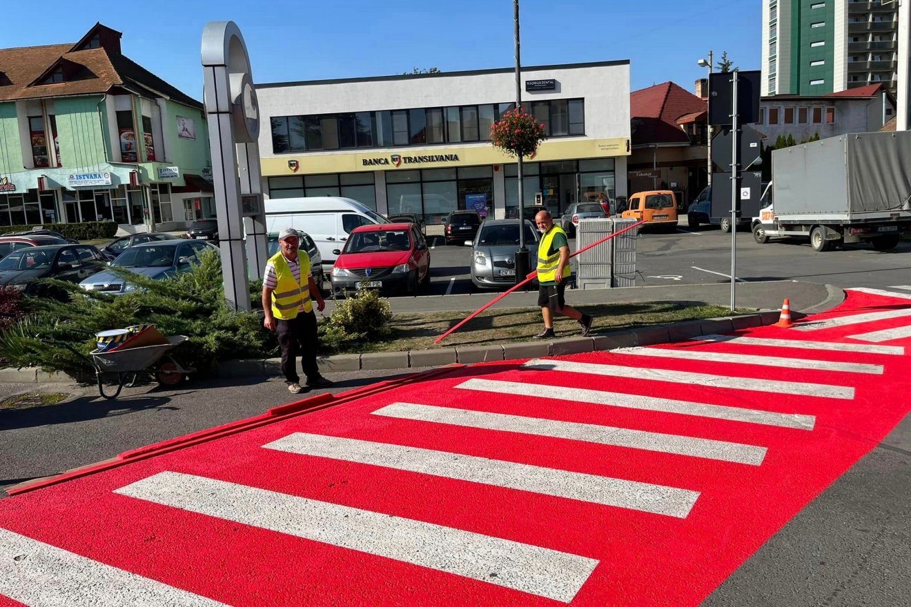 Piros színű felfestéssel keretezik a város forgalmasabb gyalogos-átkelőit •  Fotó: Gyerő József/Facebook