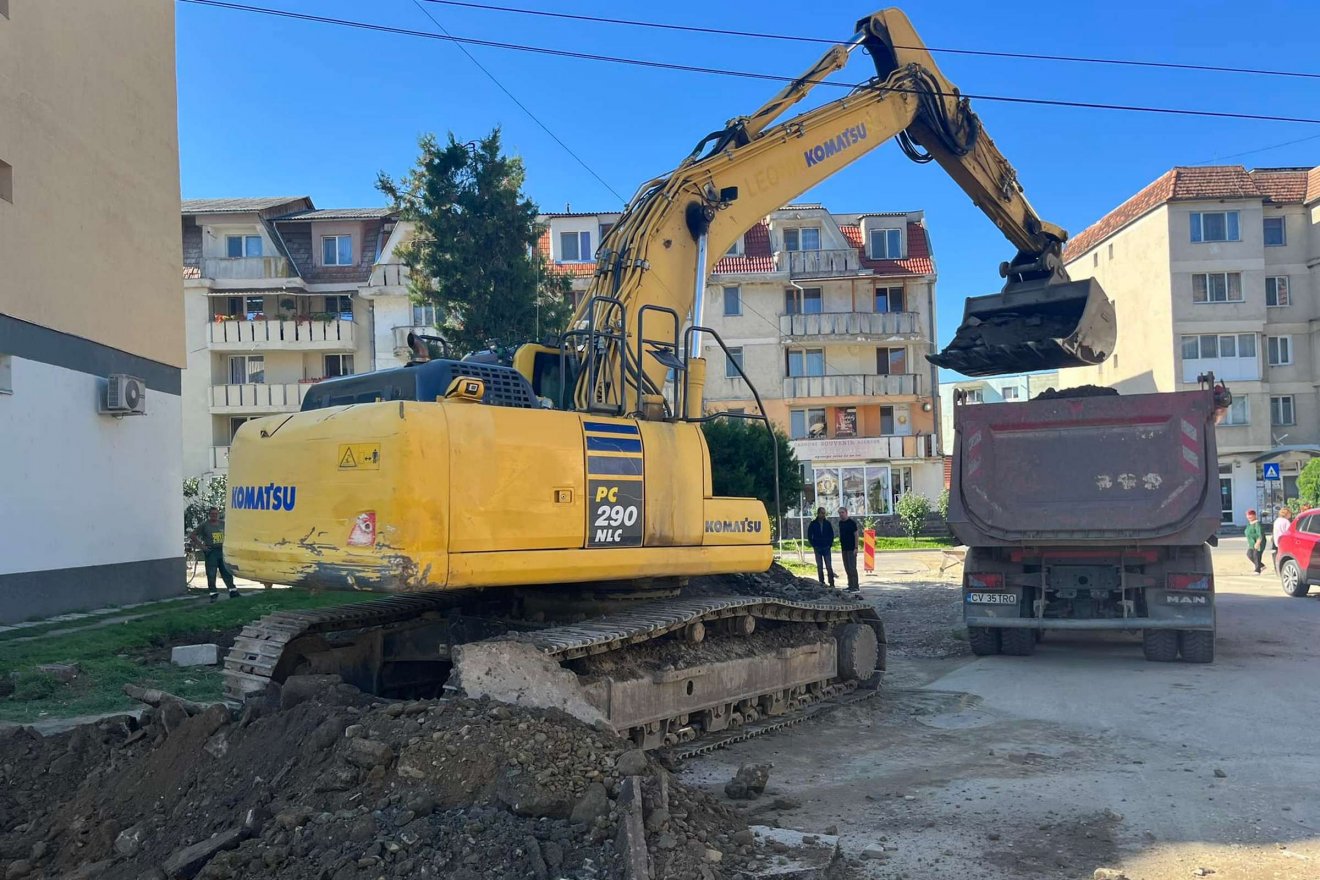 Pár hónapos kényszerszünet után folytatják a Petőfi Sándor utca alsó részének felújítási munkálatait •  Fotó: Gyerő József/Facebook