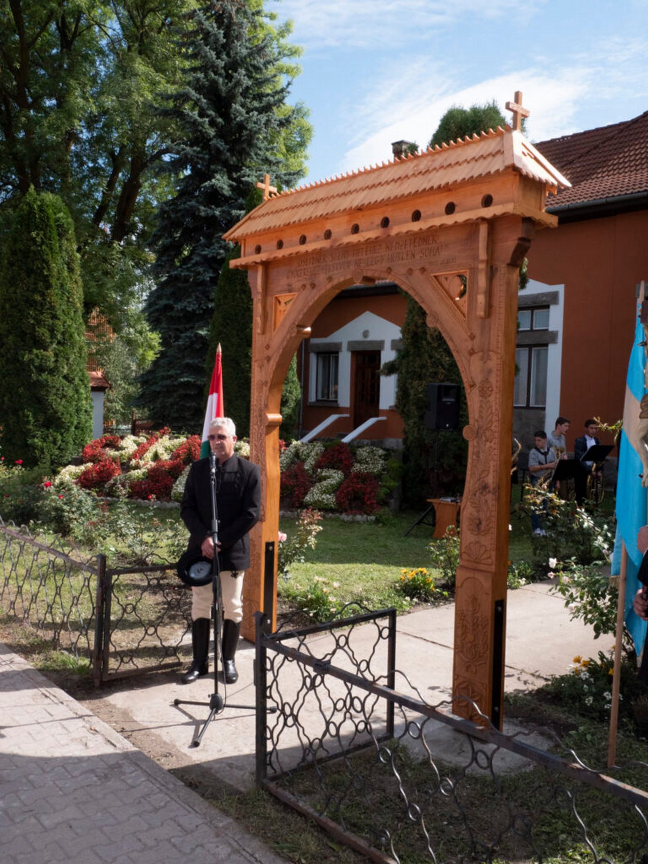 A tavalyi csíkkozmási búcsúkor állították fel újból a kultúrház előtti székelykaput •  Fotó: csikkozmas.ro