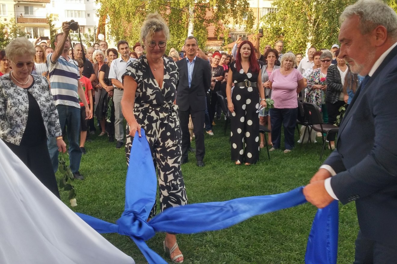 A szobor leleplezése. Középen Michaela Wegener •  Fotó: Daczó-Hodor Barna