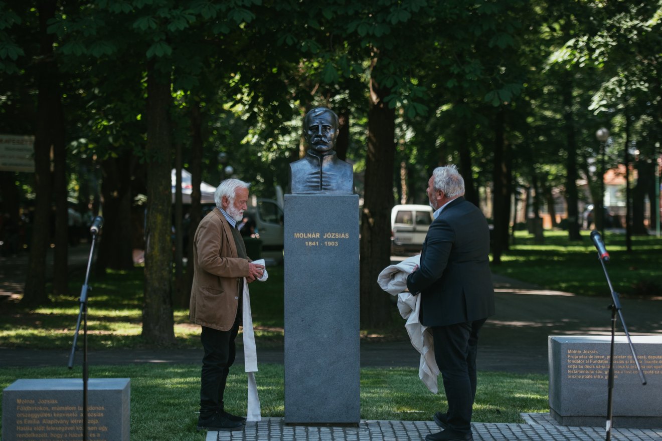 Az alkotó Vetró András és Bokor Tibor polgármester leleplezte le Molnár Józsiás szobrát •  Fotó: Kézdivásárhely Önkormányzata
