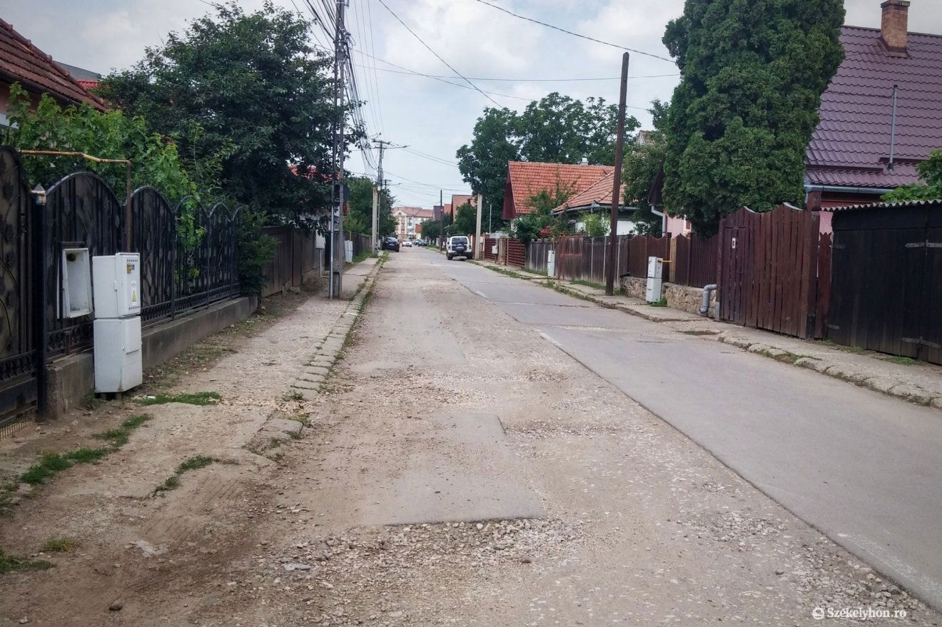 Az Eminescu utcából eltűntetik az oszlopokat •  Fotó: Daczó-Hodor Barna