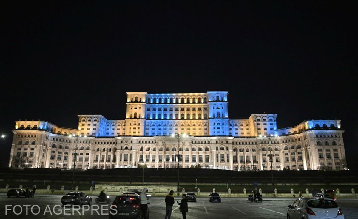Ukrán színekre festve a Parlament épülete. Ennél többet is adna Románia Ukrajna újjáépítésére •  Fotó: Alex Tudor/Agerpres
