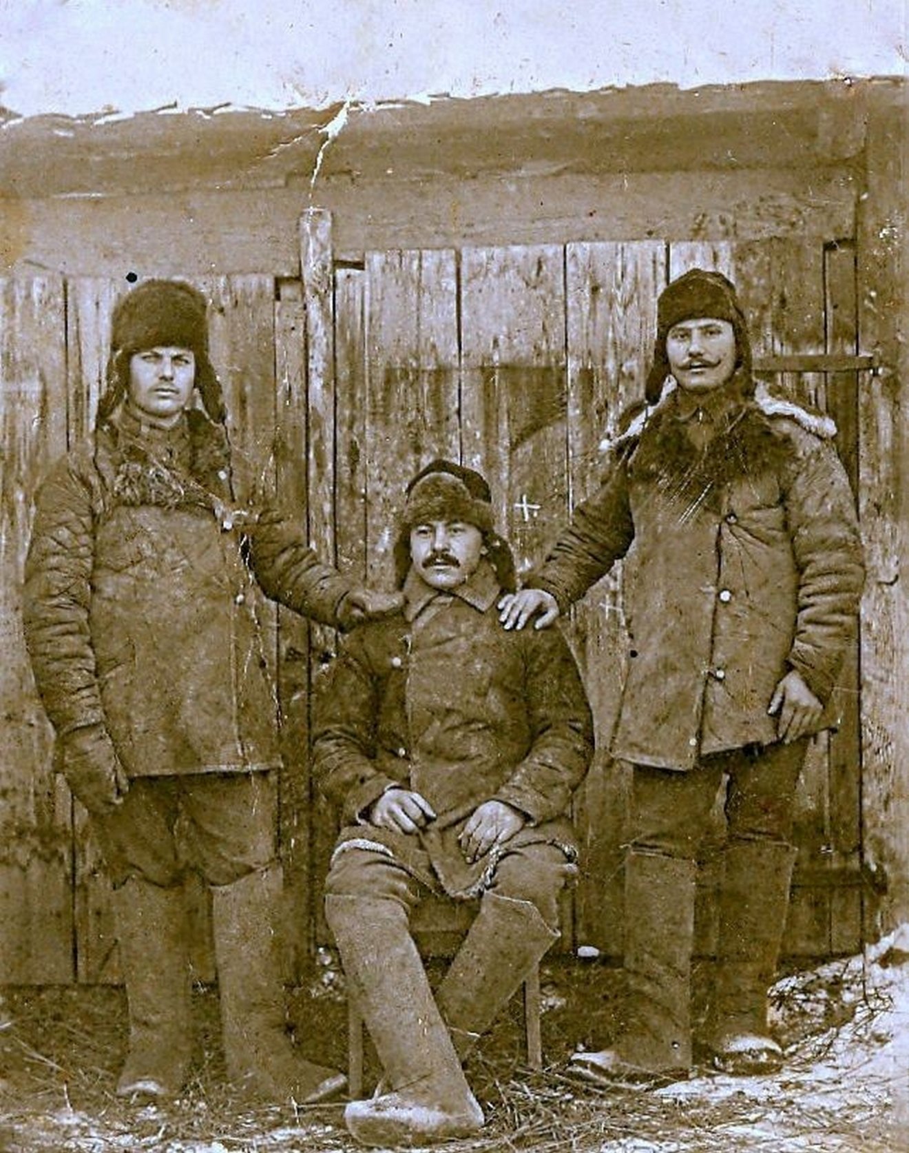 Az 1886. március 24-én született Sántha Károly (középen) az első világháború idején, hadifogolyként, valahol a Bajkál-tó közelében (fia, Imre a második világháború után tűnt el egy szovjet fogolytáborban) •  Fotó: Sántha Szabolcs személyes archívuma