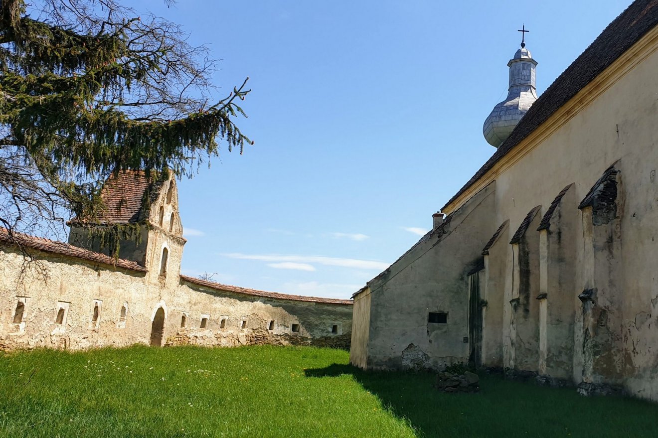 A lemhényi Szent Mihály-templom – felújítás előtt •  Fotó: Kocsis Károly