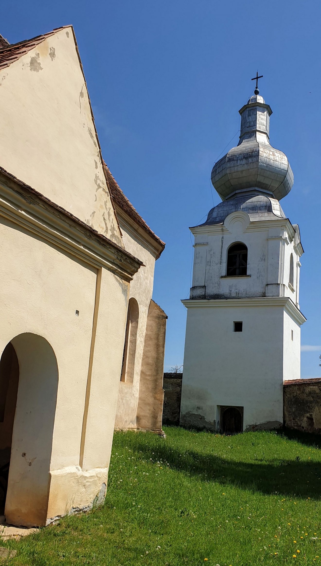 A lemhényi Szent Mihály-templom tornya – felújítás előtt •  Fotó: Kocsis Károly