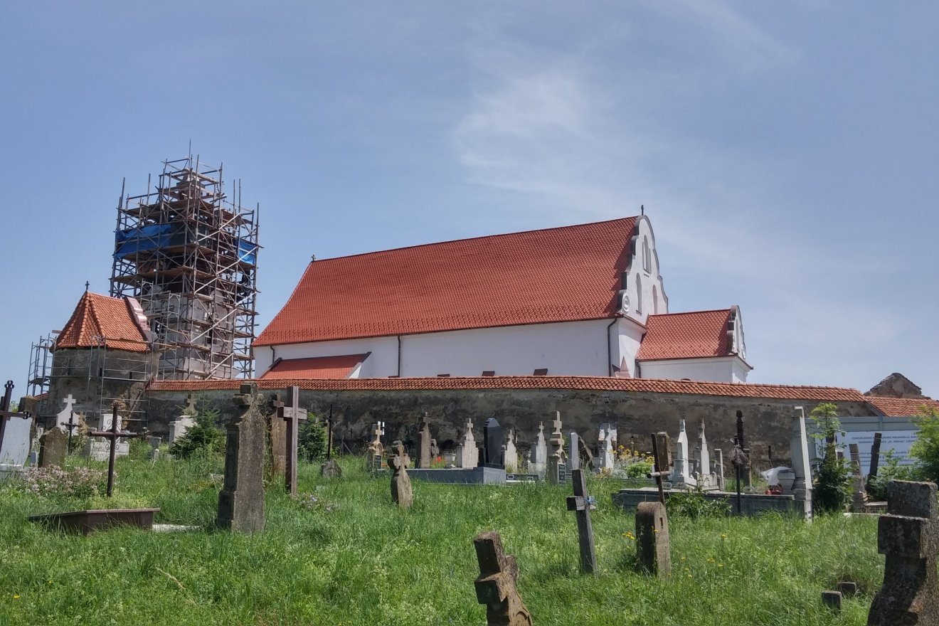 A harangtornyon és a várfalon dolgoznak •  Fotó: Daczó-Hodor Barna