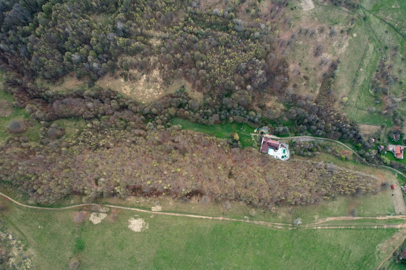 Az uzonkafürdői strand madártávlatból. Festői környezetben fekszik •  Fotó: Camping The Valley