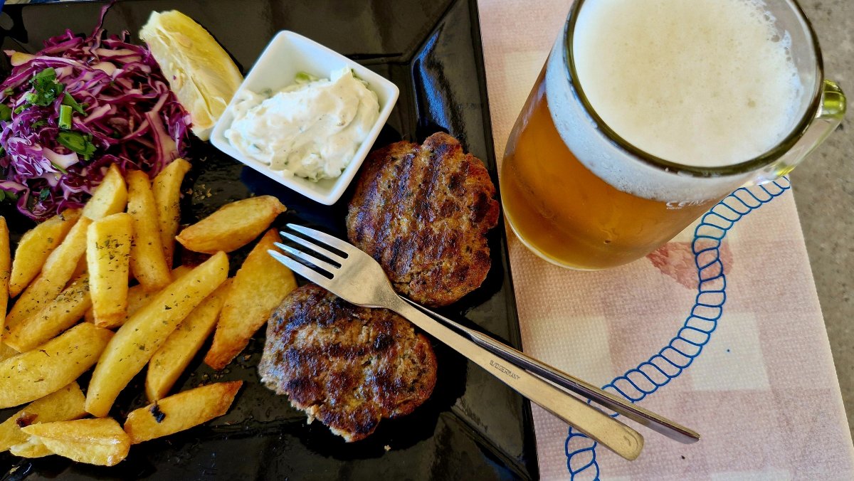 Így sokkal finomabb a „hamburger”, csak ne használnának annyi római köményt! •  Fotó: Kocsis Károly
