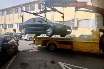 Folytatja az elhagyott autók elszállítását a sepsiszentgyörgyi helyi rendőrség